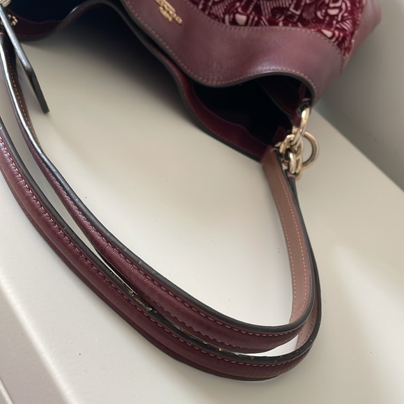 COACH F39024 FLOCKED VELVET CHAIN PRINT LEXY BAG CLARET RED - Picture 8 of 11